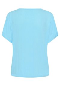 Blusa azul claro de manga corta con ajuste holgado y cuello redondo, mostrada desde atrás con fondo blanco.