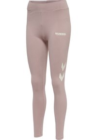 Jasnofioletowe dopasowane legginsy z wysokim pasem, białym logo „HUMMEL” na górnej części uda i dwoma białymi szewronami na dolnej części nogi.