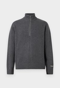 Grijze sweater met ritssluiting en geribde kraag en manchet, gemaakt van zacht materiaal, met een rechte silhouette en minimale merkvermelding op de mouw.