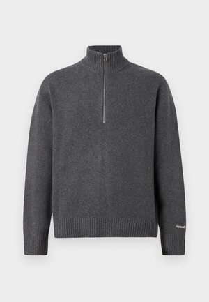 Maglione grigio con zip a collo alto, colletto e polsini a costine, realizzato in materiale morbido, con una silhouette dritta e una minimale etichetta sul manica.