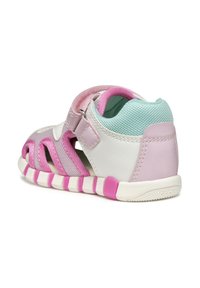 Sandali per bambini con un design bianco e lilla chiaro, lati in rete, dettagli rosa, strap regolabile e suola in gomma testurizzata.
