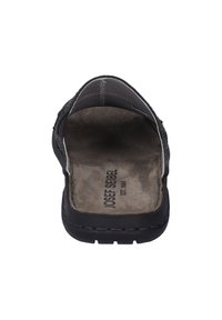 Musta avonainen kenkä, jossa on tekstuuroitu nahka päällinen. Pehmeä kangasvuori ja pehmustettu pohja. Ompeletta ja kumipohja.