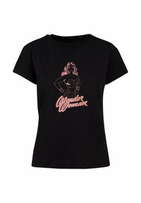 Sort bomulds T-shirt med en pink grafik af en kvindelig figur i superhelte kostume med teksten "Wonder Woman" under. Korte ærmer.