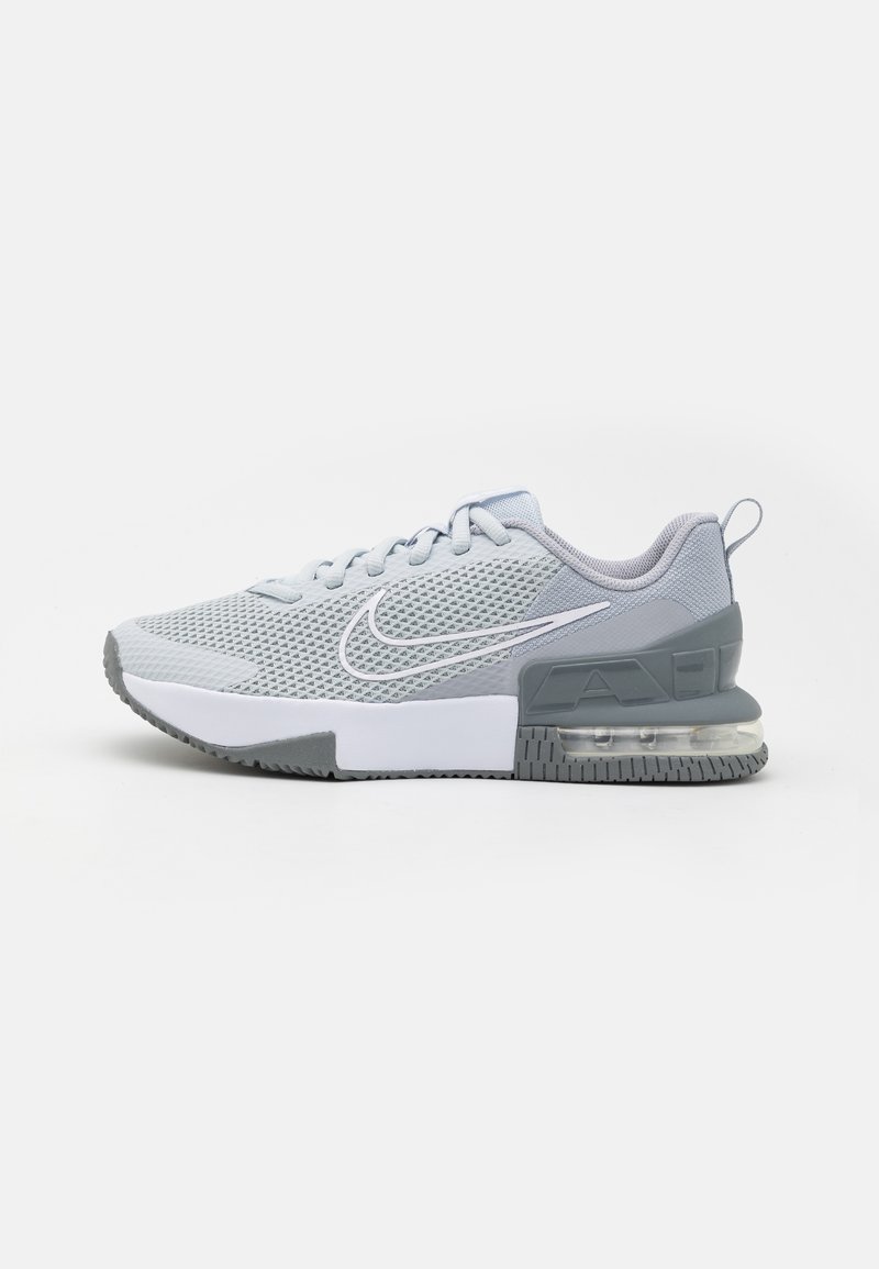 Sapatilha desportiva Nike de cor cinza claro, com parte superior em malha, colarinho acolchoado, sola de borracha e amortecimento de ar visível no calcanhar.