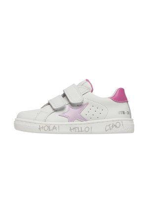 Baskets blanches avec un accent étoile rose, dotées de deux bandes Velcro, d'une semelle texturée et d'un texte multilingue (« HOLA ! HELLO ! CIAO ! ») sur le côté.