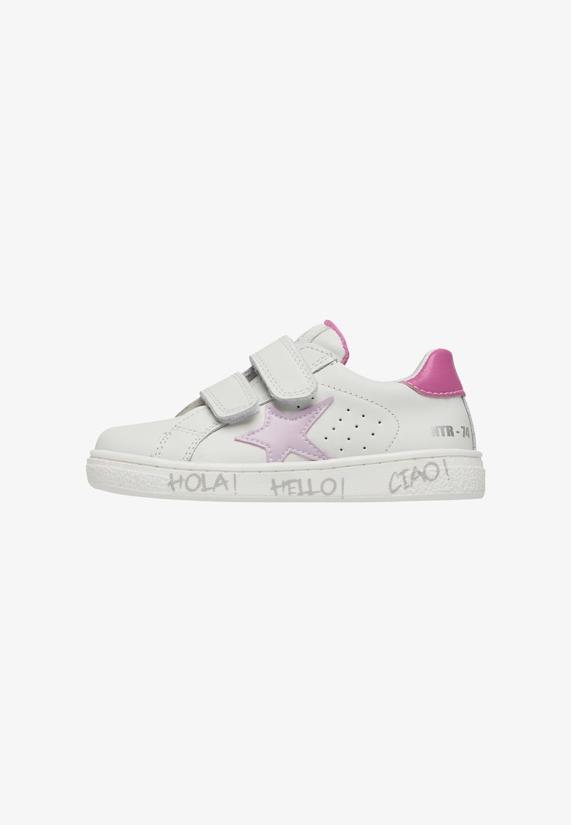Baskets blanches avec un accent étoile rose, dotées de deux bandes Velcro, d'une semelle texturée et d'un texte multilingue (« HOLA ! HELLO ! CIAO ! ») sur le côté.