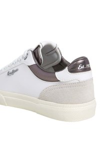 Sneaker in pelle bianca con accenti in suede grigi, tacco in metallo argentato, suola in gomma e design con lacci. Presenta il logo e il dettaglio 'Est. 1971'.