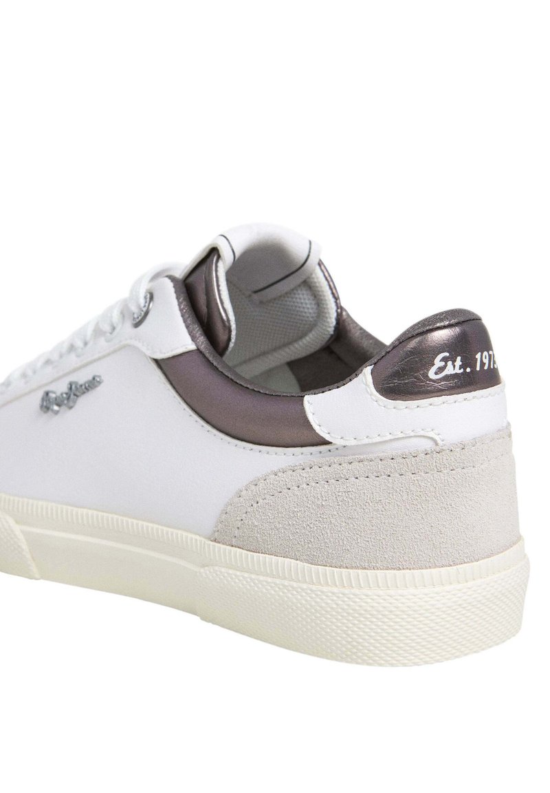 Baskets en cuir blanc avec des accents en suède gris, talon en métal argenté, semelle en caoutchouc et design à lacets. Présente un logo et un détail 'Est. 1971'.