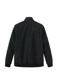 Czarna kurtka bomberka o gładkim, matowym wykończeniu, z elastycznymi mankietami i paskiem w talii, z kołnierzem stojącym i prostym, nieozdobionym wzornictwem.