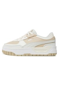 Sneaker beige e bianco con tomaia texture, chiusura con lacci, linguetta imbottita e una suola in gomma spessa a contrasto con motivi rigati.