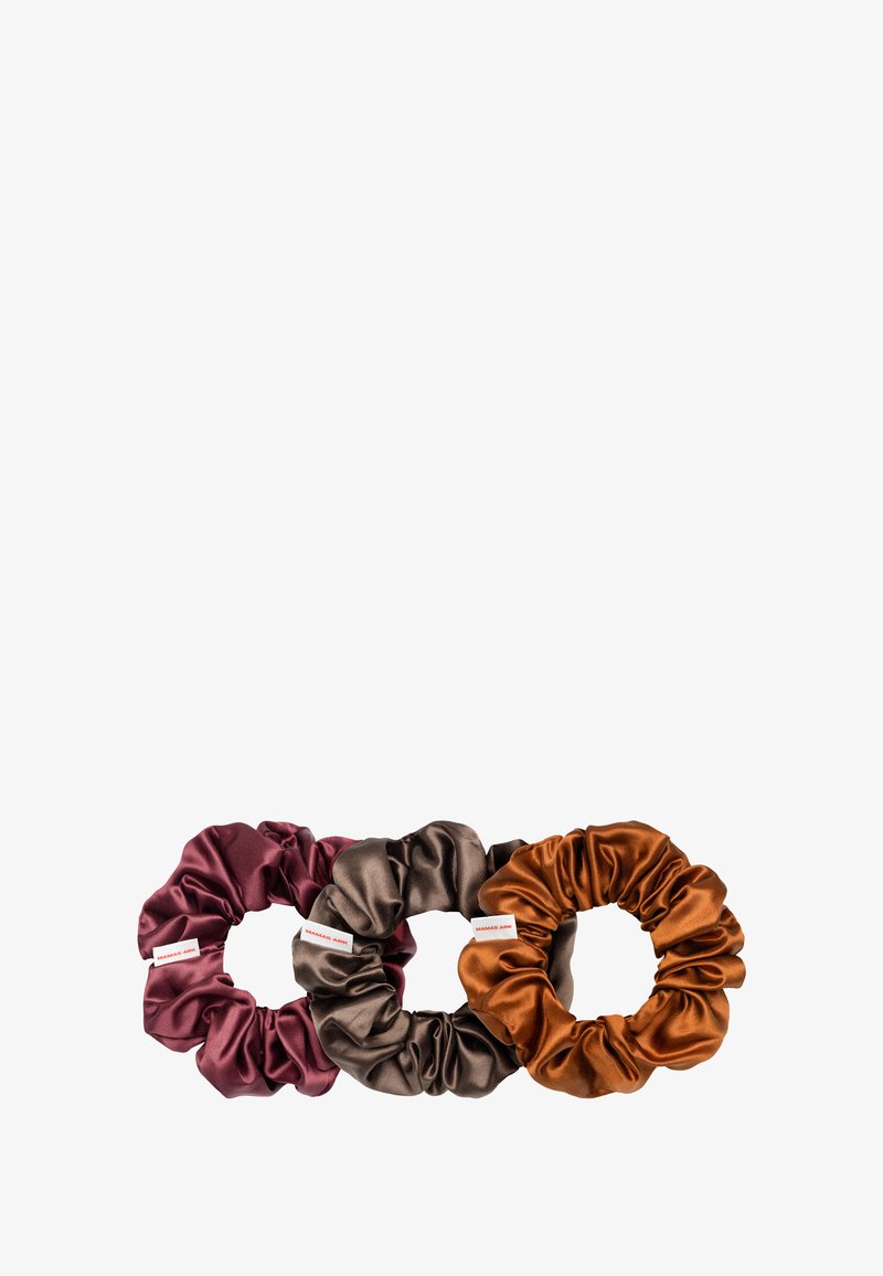 Drie satijnen scrunchies in bordeaux, bruin en roest-oranje. Elke scrunchie heeft een soepele textuur met gegatherde stof en een klein merkembleem.