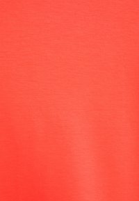 Heller Korallstoff mit einer glatten, leicht strukturierten Oberfläche. Einheitliche Farbe, keine Muster oder Akzente vorhanden. Geeignet für Bekleidungszwecke.