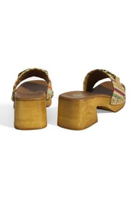 Holzplattformsandalen mit mehrfarbigen gewebten Stoffriemen und silbernen Nieten. Dicke Blockabsätze und glattes Innenfutter mit Logoschriftzug.