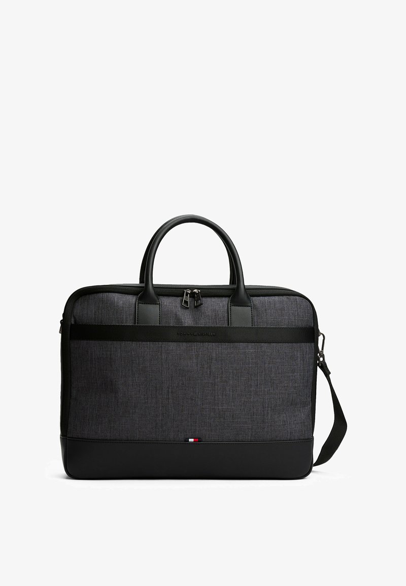 Schwarze und graue Stoff-Laptoptasche mit zwei Griffen, einem abnehmbaren Schultergurt und einer kontrastierenden Lederbasis. Mit einem markierten Frontpaneel.