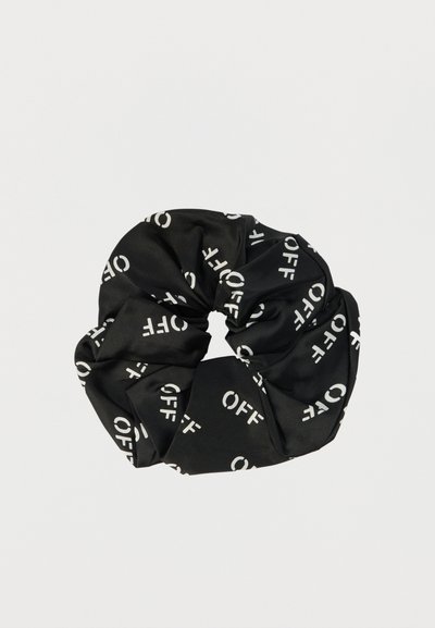 Chouchou en tissu noir avec un motif répétitif du texte "OFF" en blanc sur un fond uni clair.