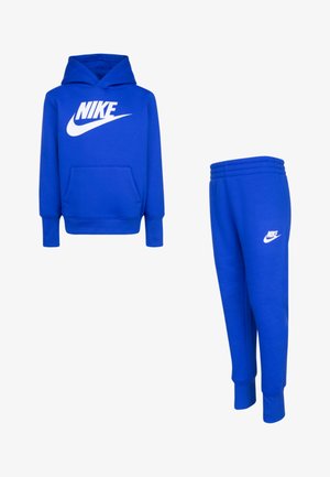 Modrá mikina Nike s prednou kapsou a logom; spárovaná s odpovedajúcimi modrými teplákmi s logom, úzkymi nohavicami a elastickým pásom.