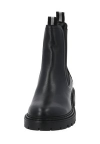 Schwarze Leder-Stiefeletten mit glatter Textur, elastischen Seitenpaneelen und kontrastierenden schwarz-weißen Zuglaschen. Robustes Profilsohlen-Design.