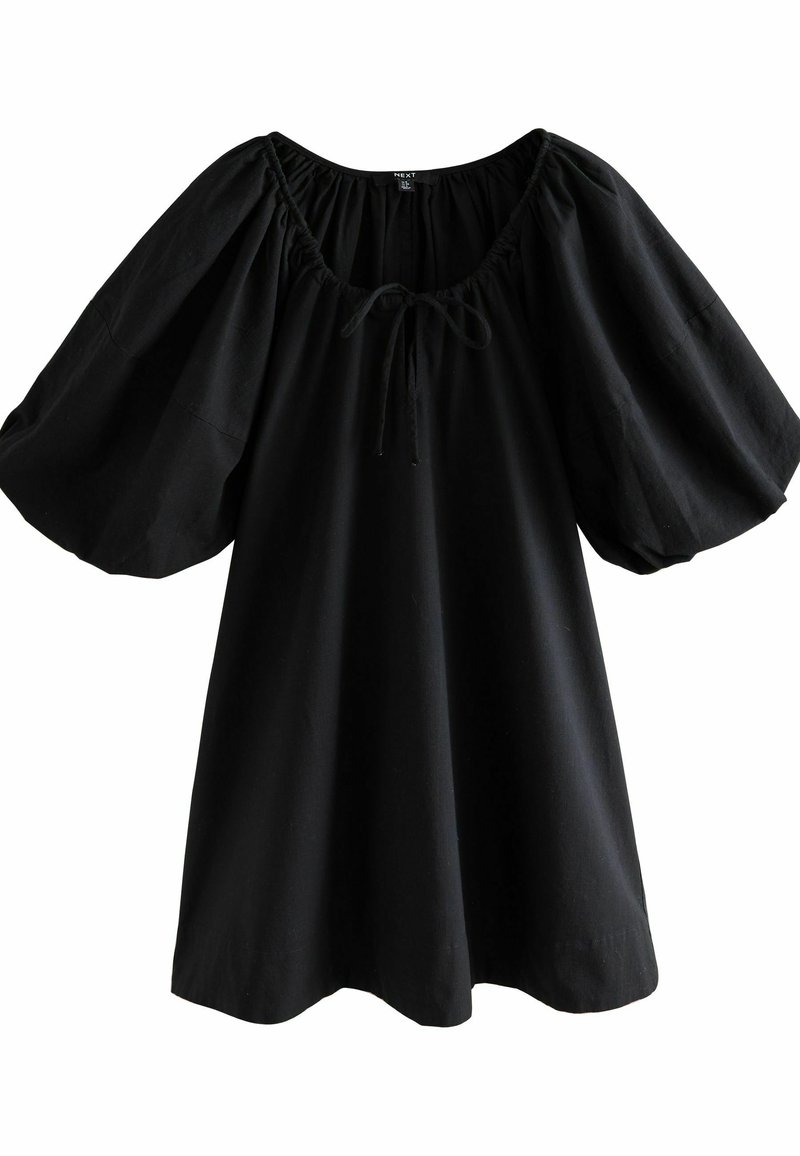 Vestido corto negro hecho de tejido ligero. Presenta un escote redondeado, mangas abullonadas y un cordón en el centro frontal.