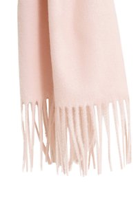 Bufanda rosa suave hecha de material afelpado, que muestra una textura lisa y detalles de flecos a lo largo de los bordes. Forma rectangular.