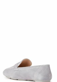 Grau-suede Slipper mit runder Zehenform, ausgestattet mit einem dekorativen Riemen und weißer Naht. Glatte Textur mit einem flachen Design.