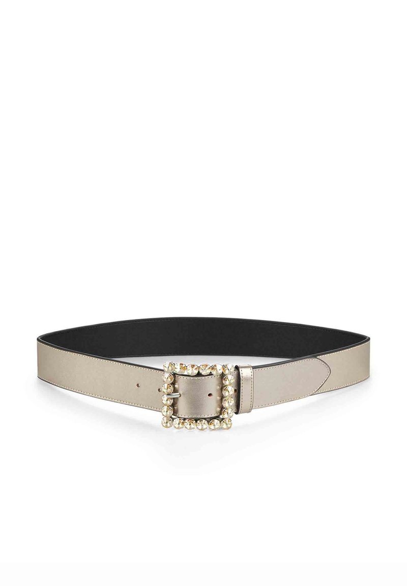 Cinturón de cuero en beige con una banda ancha y una gran hebilla cuadrada con joyas. Textura suave con adornos alrededor de la hebilla.