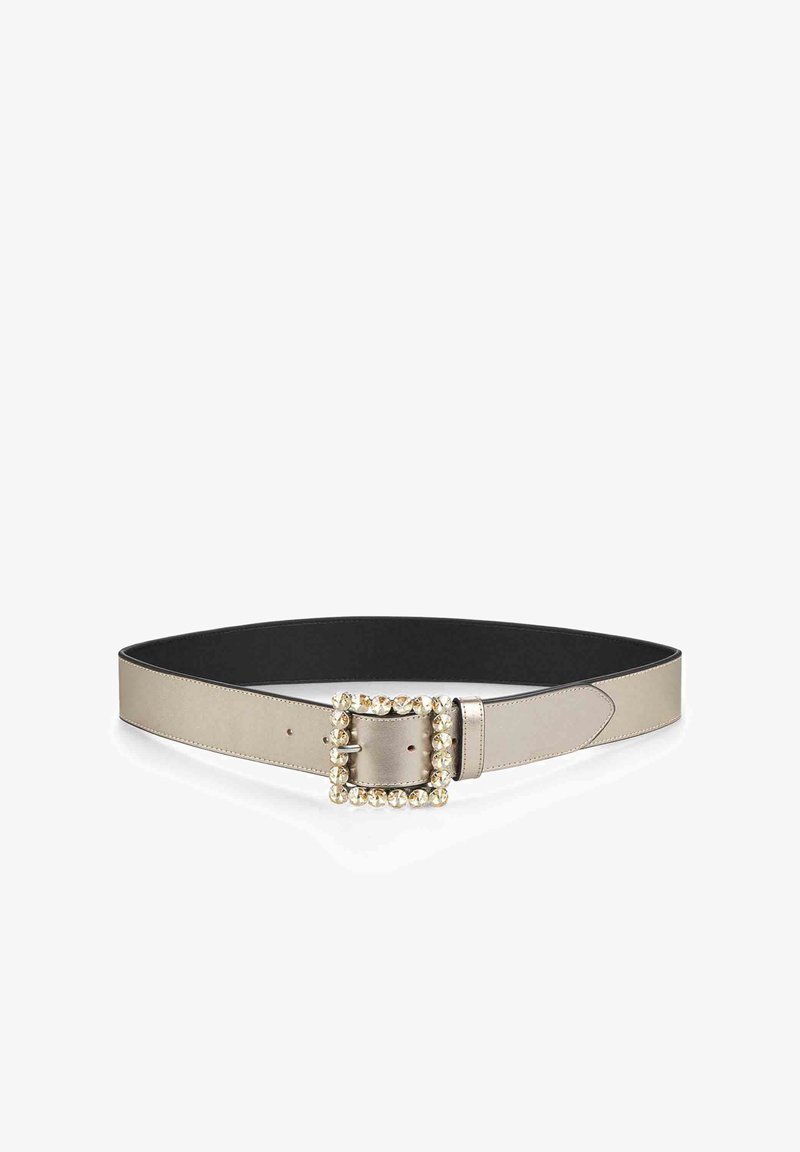 Cinturón de cuero en beige con una banda ancha y una gran hebilla cuadrada con joyas. Textura suave con adornos alrededor de la hebilla.