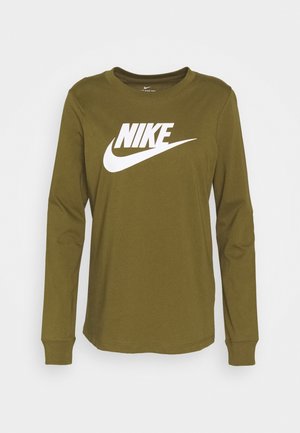 Oliivinvihreä pitkähiha Nike-paita, jossa valkoinen Nike-logo ja swoosh rintakehän keskellä, pyöreä pääntie ja resorit hihansuissa.