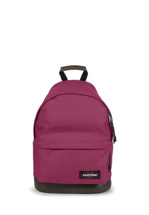 Mochila de tela roja y rosa con forma redondeada, base negra y asa superior marrón. Cuenta con un bolsillo frontal con cremallera y un logo en el lado.