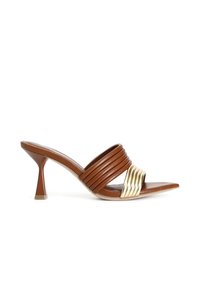 Mule con tacco in pelle marrone con fasce rigate diagonali e accento metallico dorato. Presenta un tacco conico scolpito e una punta appuntita.