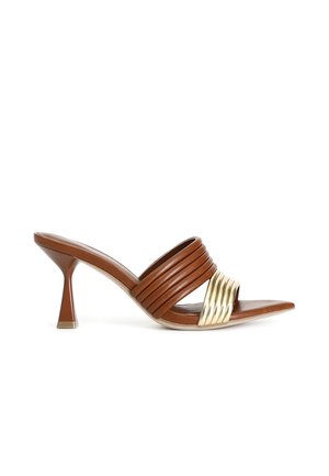 Mule con tacco in pelle marrone con fasce rigate diagonali e accento metallico dorato. Presenta un tacco conico scolpito e una punta appuntita.