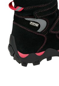 Zwarte waterdichte laars met roze accenten, gemaakt van suède. Beschikt over een robuuste zool met diepe noppen en roze stiksels langs de naden.