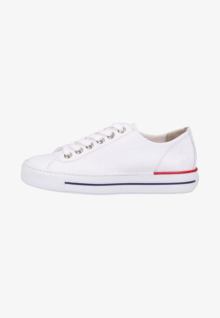 Hvite lær sneakers med sølv øyelets, lav silhuett, teksturert gummisåle, og en rød og blå accentstripe langs bunnen.