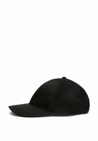 Gorra negra con un patrón texturizado, visera ligeramente curvada y un botón en la parte superior. Fabricada en un material suave, cuenta con orificios de ventilación.