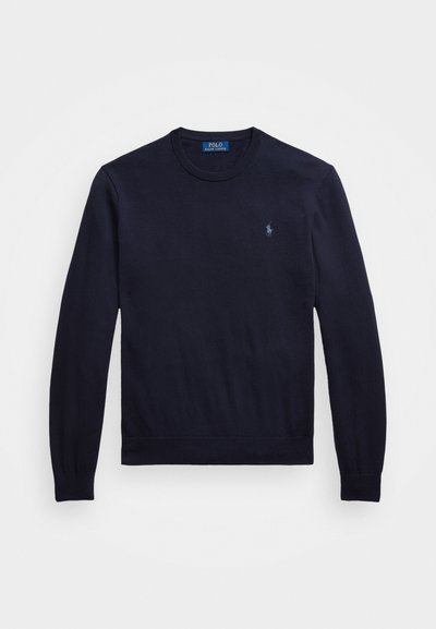 Suéter de manga larga azul marino de punto suave, con cuello redondo y un pequeño logo bordado en el lado izquierdo del pecho.