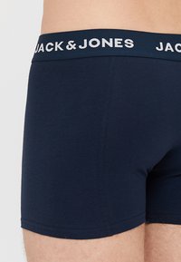 Boxer in blu navy realizzati in tessuto di cotone misto, con una cintura morbida che presenta il logo "JACK & JONES" in bianco.