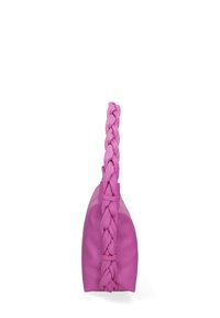 Borsa in pelle rosa con manico intrecciato, caratterizzata da una forma strutturata e una texture liscia. Vista laterale che mette in mostra il design.
