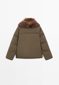 Giubbotto marrone imbottito con colletto in pelliccia sintetica, caratterizzato da un design trapuntato, vestibilità comoda e maniche lunghe. Vista posteriore su sfondo bianco.