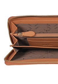 Portafoglio in pelle color cuoio con una finitura texture, dotato di chiusura a zip, numerosi scomparti per carte e una tasca porta-monete con zip all'interno.