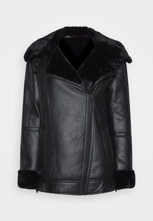 Chaqueta de cuero negro con cremallera diagonal, gran cuello y puños de piel esponjosa, diseñada para ofrecer calor y estilo.