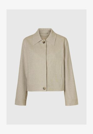 Béžová skrátená bunda z textúrovanej tkaniny. Má veľký golier, predné zapínanie na gombíky a bočné vrecká. Čistý, minimalistický dizajn.