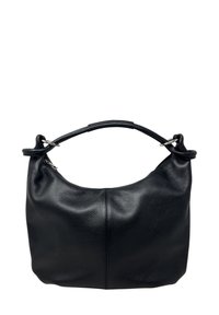 Černá kožená kabelka s jedním hladkým uchem a stříbrnými kovovými kroužky, s jemně zrnitou texturou a středovým švem.