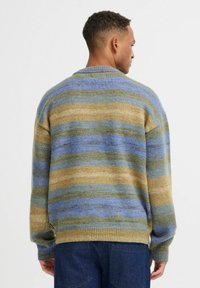 Strickpullover mit Streifen in Blau-, Grün- und Beigetönen. Hat eine lockere Passform, einen Rundhalsausschnitt und gerippte Bündchen. Weiche Textur.