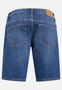 Blå denimshorts med rett snitt, og to baklommer, kontrastsøm og et brunt lærlogo-patch bak.