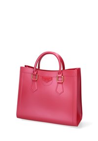 Sac à main en cuir rose avec deux poignées arrondies, accents en métal doré, forme rectangulaire, texture lisse et détail de logo à l'avant.
