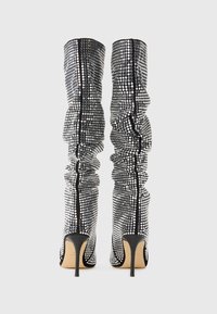 Cizme până la genunchi negre cu pietre strălucitoare argintii, având un design plisat, toc ascuțit și textură netedă pe piele.