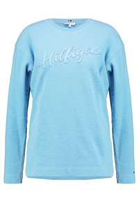 Sudadera de cuello redondo de color azul claro con mangas largas, que presenta un logo en relieve "Hilfiger" en el centro y un pequeño logo en el dobladillo de la manga.
