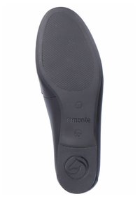 Suela de zapato de goma negra con superficie texturizada, que presenta un logotipo en relieve y marcajes de tamaño, diseñada para ofrecer agarre y durabilidad.