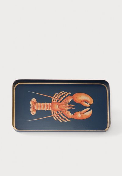 Plateau rectangulaire bleu foncé aux bords dorés avec une illustration d’un homard orange au centre.