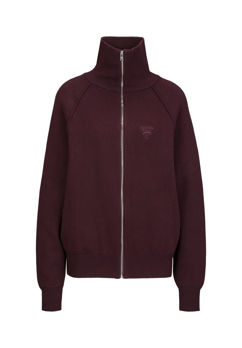 Bordeauxrode sweater met ritssluiting, hoge kraag, geribbelde manchetten en zoom, schoudernaden en een klein logodetail op de borst, gemaakt van zachte stof.