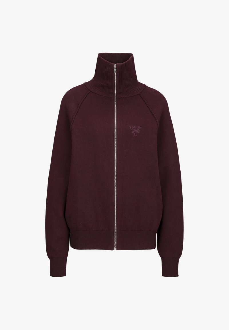 Bordeauxrode sweater met ritssluiting, hoge kraag, geribbelde manchetten en zoom, schoudernaden en een klein logodetail op de borst, gemaakt van zachte stof.